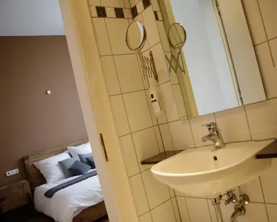 Ein Badezimmer in der Unterkunft Z&B Hotel