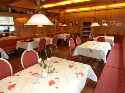 Ein Restaurant oder anderes Speiselokal in der Unterkunft Hotel Scholz