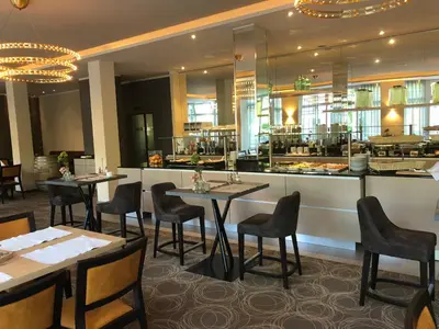 Ein Restaurant oder anderes Speiselokal in der Unterkunft Caravelle Hotel im Park