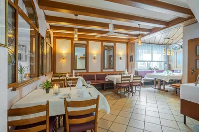 Ein Restaurant oder anderes Speiselokal in der Unterkunft Hotel Koch Schilt