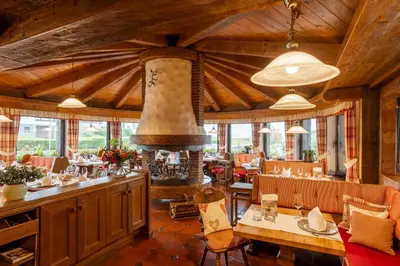 Ein Restaurant oder anderes Speiselokal in der Unterkunft Natur- und Wohlfühlhotel Kastenholz