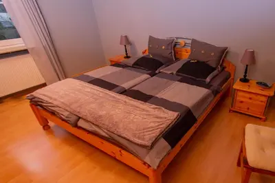 Ein Bett oder Betten in einem Zimmer der Unterkunft Ferienwohnung Weingut KDM