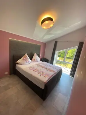 Ein Bett oder Betten in einem Zimmer der Unterkunft Ferienwohnungen Eifelausblick