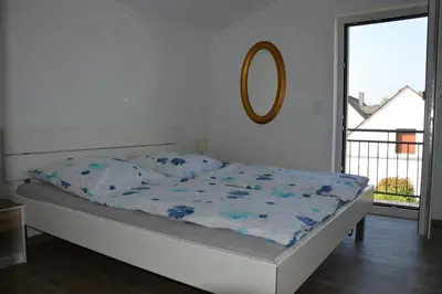 Ein Bett oder Betten in einem Zimmer der Unterkunft Wein & Gästehaus Porten-Becker