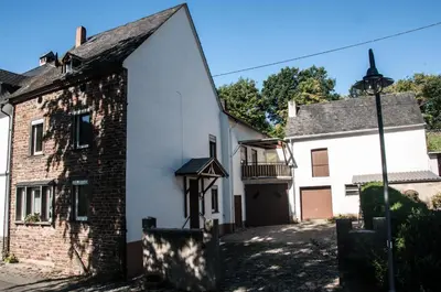 Das Gebäude in dem sich das Ferienhaus befindet