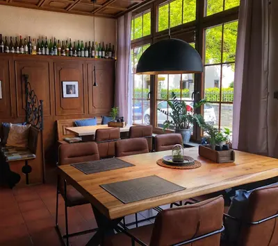 Ein Sitzbereich in der Unterkunft Hotel & Weinhaus Zum Schwarzen Bären