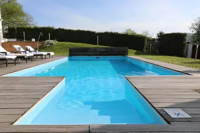 Der Swimmingpool an oder in der Nähe von Hotel Weinlaube