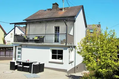 Das Gebäude in dem sich das Ferienhaus befindet