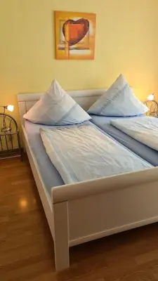 Ein Bett oder Betten in einem Zimmer der Unterkunft FeWo mit Terrasse - Apartment with terrace