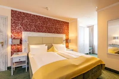 Ein Bett oder Betten in einem Zimmer der Unterkunft Schloß-Hotel Petry