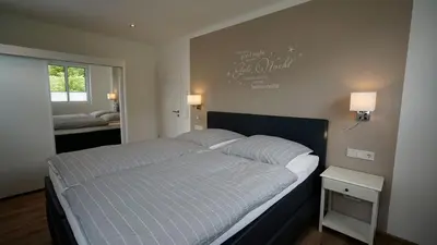 Ein Bett oder Betten in einem Zimmer der Unterkunft NEU Mont Royal Suiten 2 bis 4 Personen