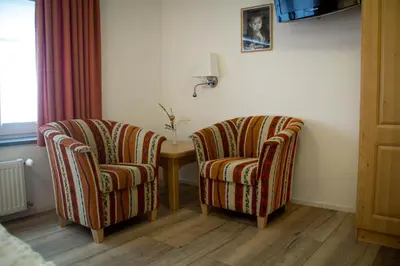 Ein Sitzbereich in der Unterkunft Hotel-Restaurant Zur Traube