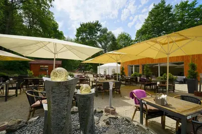 Ein Restaurant oder anderes Speiselokal in der Unterkunft Hotel Estricher Hof