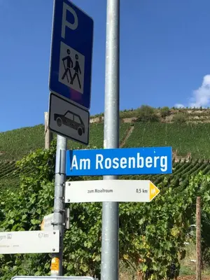 Ein Zertifikat, Auszeichnung, Logo oder anderes Dokument, das in der Unterkunft 3-Zimmer Haus 85qm mit Balkon bis zu 8 Personen ausgestellt ist