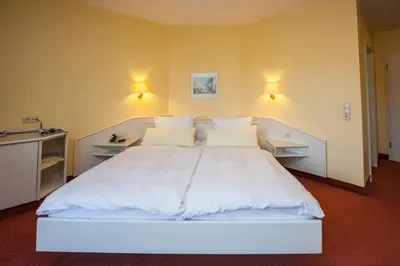 Ein Bett oder Betten in einem Zimmer der Unterkunft Hotel Garni Günther