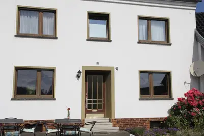 Das Gebäude in dem sich das Ferienhaus befindet
