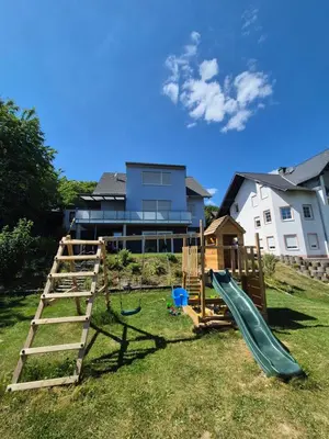 Ein Garten an der Unterkunft Ferienwohnung Moselpanorama