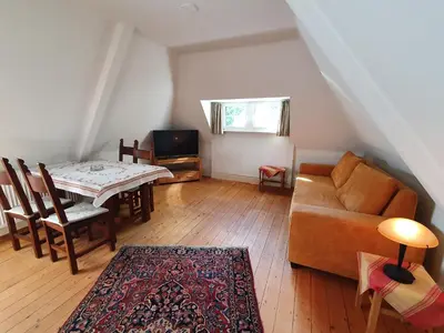 Ein Sitzbereich in der Unterkunft Kutscherhaus auf der Sauerburg