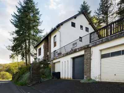 Das Gebäude in dem sich das Ferienhaus befindet