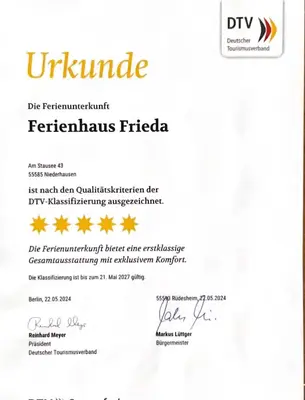 Ein Zertifikat, Auszeichnung, Logo oder anderes Dokument, das in der Unterkunft Ferienhaus Frieda ausgestellt ist