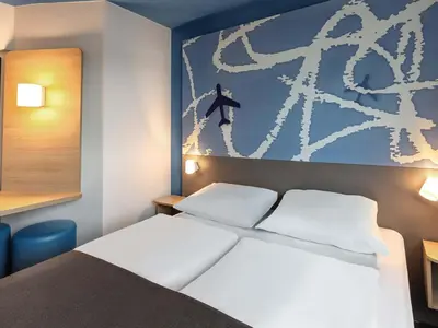 Ein Bett oder Betten in einem Zimmer der Unterkunft B&B HOTEL Frankfurt-Hahn Airport