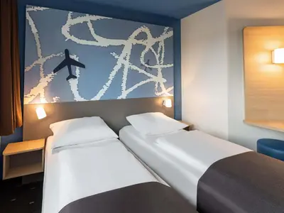 Ein Bett oder Betten in einem Zimmer der Unterkunft B&B HOTEL Frankfurt-Hahn Airport