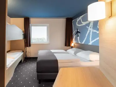 Ein Bett oder Betten in einem Zimmer der Unterkunft B&B HOTEL Frankfurt-Hahn Airport