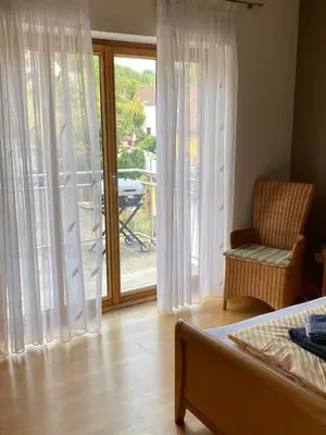 Ein Sitzbereich in der Unterkunft Ferienwohnung Kunstmeile