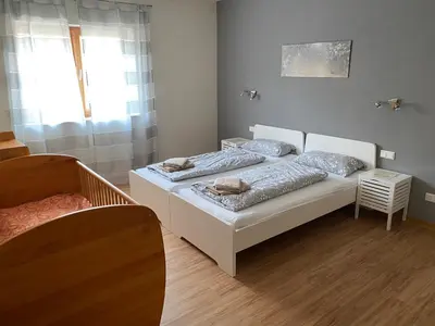 Ein Bett oder Betten in einem Zimmer der Unterkunft Ferienwohnung Kunstmeile