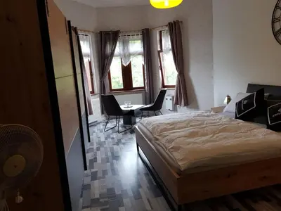 Ein Bett oder Betten in einem Zimmer der Unterkunft Hotelzimmer im alten Reihenhaus auf der Stadtmauer