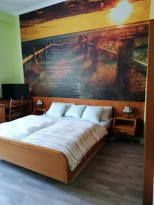Ein Bett oder Betten in einem Zimmer der Unterkunft Hotelzimmer im alten Reihenhaus auf der Stadtmauer