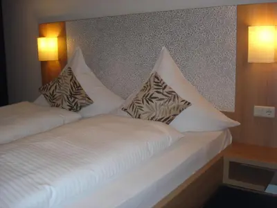 Ein Bett oder Betten in einem Zimmer der Unterkunft Rhein-Hotel