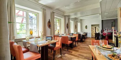 Ein Sitzbereich in der Unterkunft Hotel Zeltinger-Hof - Gasthaus des Rieslings