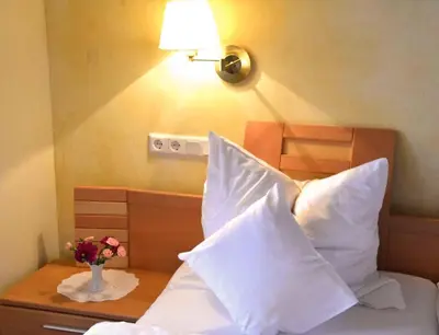Ein Bett oder Betten in einem Zimmer der Unterkunft Hotel Die Post Meerfeld