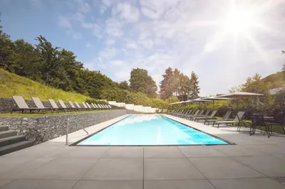 Der Swimmingpool an oder in der Nähe von Hotel Halfenstube & Villa Spa 1894