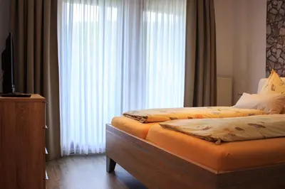 Ein Bett oder Betten in einem Zimmer der Unterkunft Hotel Zur Brücke