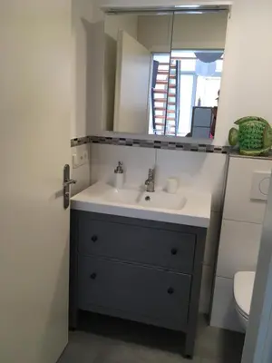 Ein Badezimmer in der Unterkunft Moderne Wohnung mit Studio in Bauernhausscheune am See