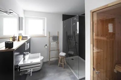 Ein Badezimmer in der Unterkunft Claes Weinquartier - Appartements & Wine by Niko Schmitt