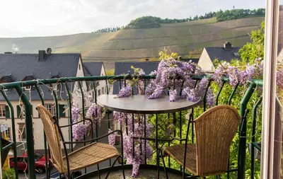 Ein allgemeiner Bergblick oder ein Berglick von des Aparthotels aus