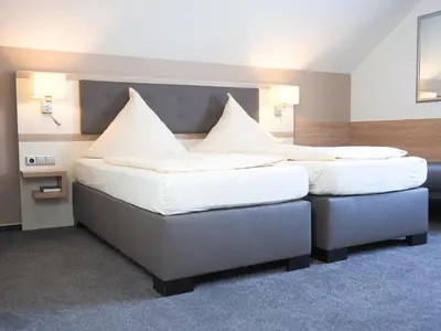 Ein Bett oder Betten in einem Zimmer der Unterkunft Hotel zur Burg Nürburg-ring