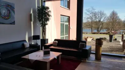 Ein Sitzbereich in der Unterkunft Seehotel