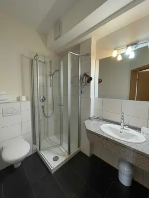 Ein Badezimmer in der Unterkunft Hotel Zur Mosel