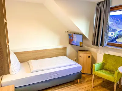Ein Bett oder Betten in einem Zimmer der Unterkunft Moselhotel Weinhaus Simon `Sauna`Restaurant`ELadesäule
