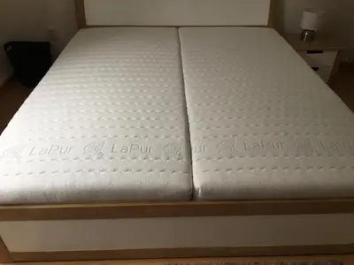 Ein Bett oder Betten in einem Zimmer der Unterkunft Ferienwohnung MacFeWo im Zentrum von Mayen - Sleep frisch renoviert