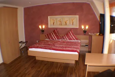 Ein Bett oder Betten in einem Zimmer der Unterkunft Hotel Sonnenhof