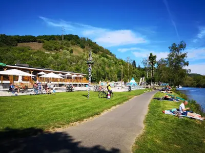 Naturlandschaft in der Nähe des Bootes