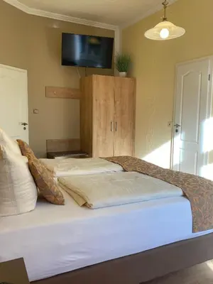 Ein Bett oder Betten in einem Zimmer der Unterkunft Haus Hohenzollern & Haus 'Ambiente