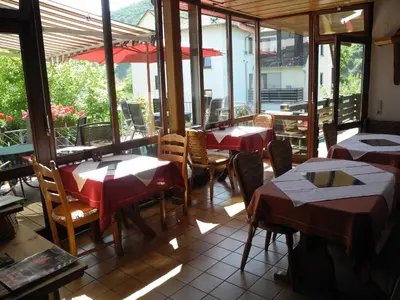 Ein Restaurant oder anderes Speiselokal in der Unterkunft Gästehaus Steuer