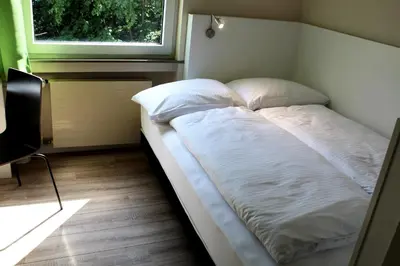 Ein Bett oder Betten in einem Zimmer der Unterkunft Bendorf Hotel by Belvilla
