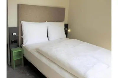 Ein Bett oder Betten in einem Zimmer der Unterkunft Bendorf Hotel by Belvilla